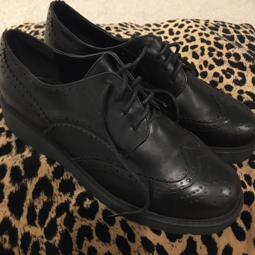 Wingtip style woman’s Italian shoes in black